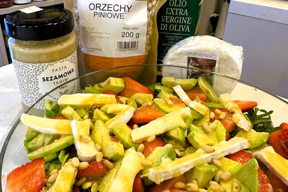 Sałatka z truskawkami, camembertem i sosem tahini – lekki przepis pełen smaku